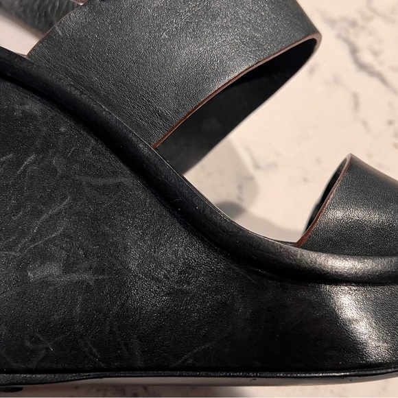 Tory Burch Wedge
Sandal size 6 - Picture 3 of 8